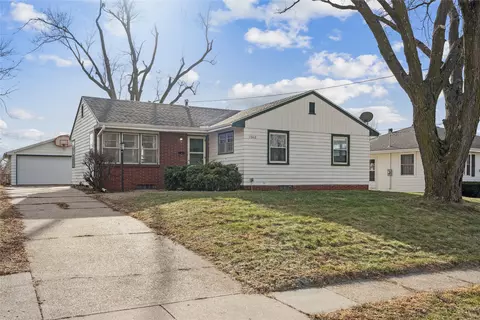 7302 Beechwood Dr, Urbandale, IA 50322