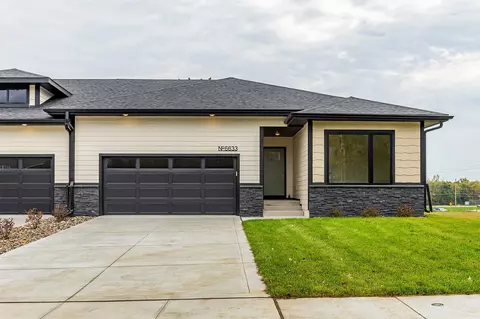 6633 River Bend Dr, Johnston, IA 50131