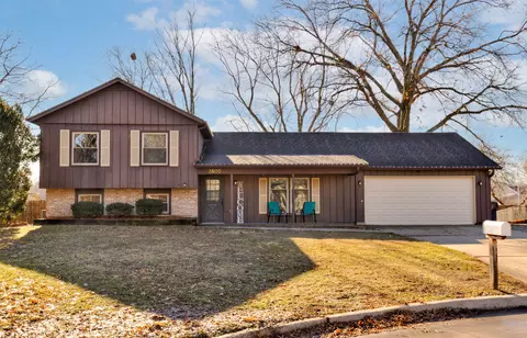 3800 Pebble Ct, Urbandale, IA 50322