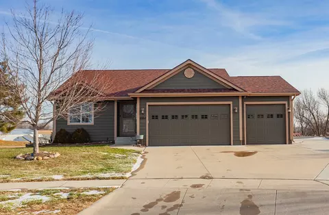 6984 Redbud Ct, Pleasant Hill, IA 50327