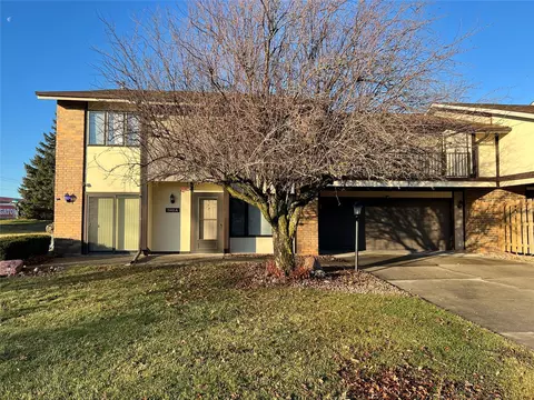 1140 Cherry Hills Dr #A, Newton, IA 50208