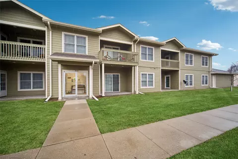 410 N 1st St #201, Indianola, IA 50125