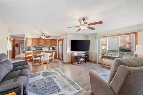 4707 84th St #B, Urbandale, IA 50322