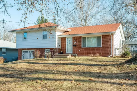 3911 74th St, Urbandale, IA 50322