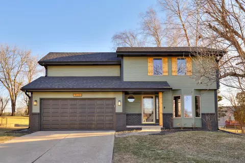 9328 Parkside Ln, Urbandale, IA 50322