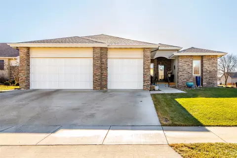 2426 Yorkshire Cir, Ames, IA 50010