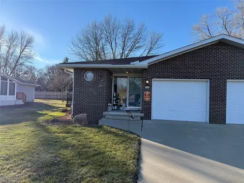 912 N 6th Avenue Cir, Winterset, IA 50273