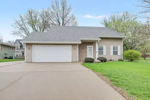 1306 University St, Pella, IA 50219