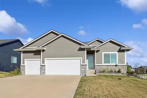 2855 Serenity Dr, Waukee, IA 50263