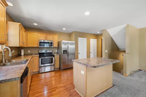 5549 Kirkland Ct, Johnston, IA 50131