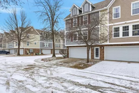 5549 Kirkland Ct, Johnston, IA 50131