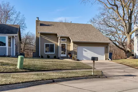 4828 71st St, Urbandale, IA 50322