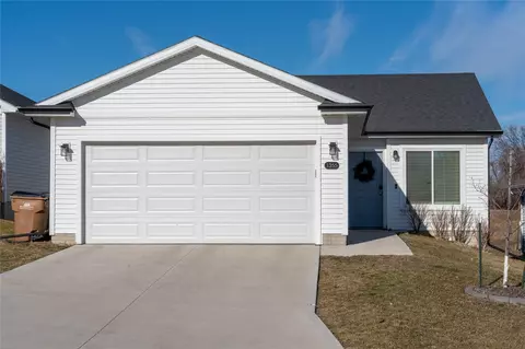 1355 Blazing Star Dr, Carlisle, IA 50047