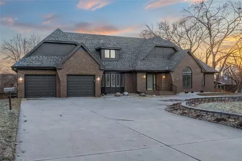 2714 Ashworth Rd, West Des Moines, IA 50265