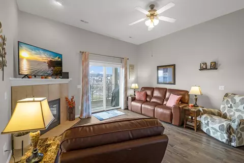 6350 Coachlight Dr #1306, West Des Moines, IA 50266
