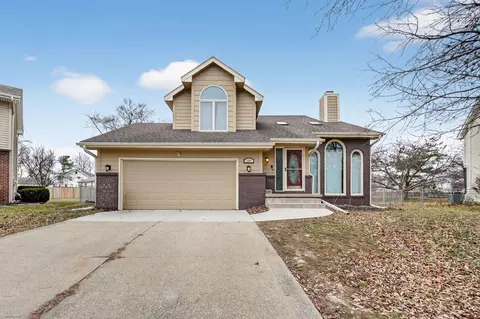 5840 Pleasant St, West Des Moines, IA 50266