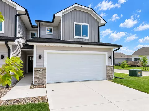 6909 Poppy Ct, Johnston, IA 50131