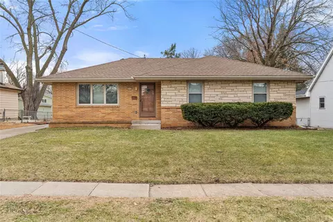 3828 Lindlavista Way, Des Moines, IA 50310