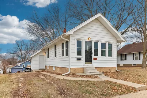 709 E 9th St S, Newton, IA 50208