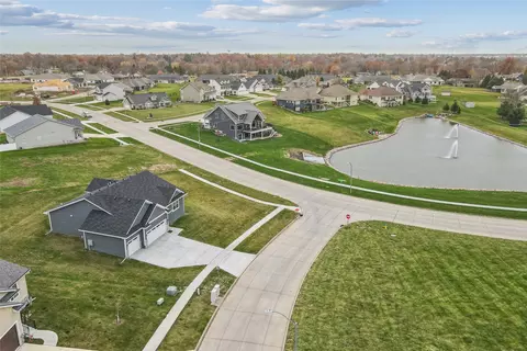 1800 Lakeview Dr, Pella, IA 50219