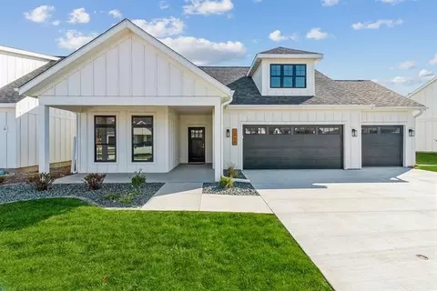 2934 Green Hills Dr, Ames, IA 50014