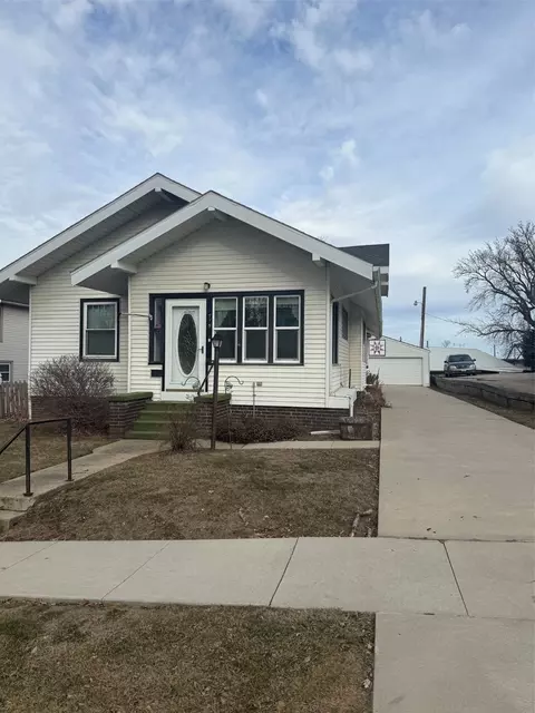 715 1st St, Manning, IA 51455