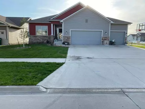 208 Shiloh Rose Pkwy NW, Bondurant, IA 50035