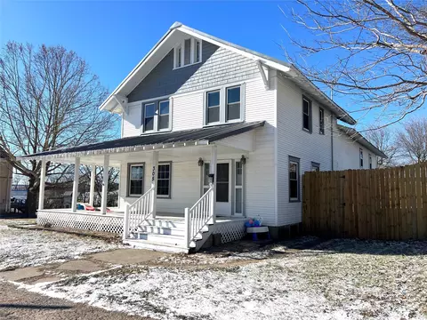 305 S 4th St, Guthrie Center, IA 50115