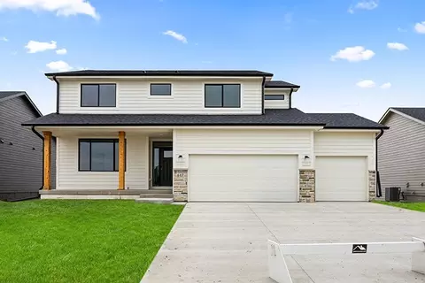 647 34th St SE, Altoona, IA 50009