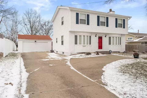 2604 69th St, Urbandale, IA 50322