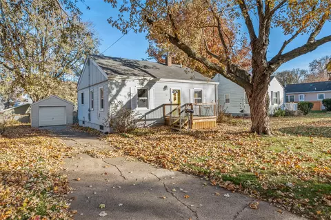 3611 68th St, Urbandale, IA 50322