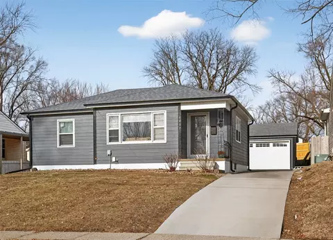 6017 Crown Ln, Des Moines, IA 50311