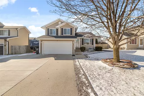 2501 E Luster Ln, Des Moines, IA 50320