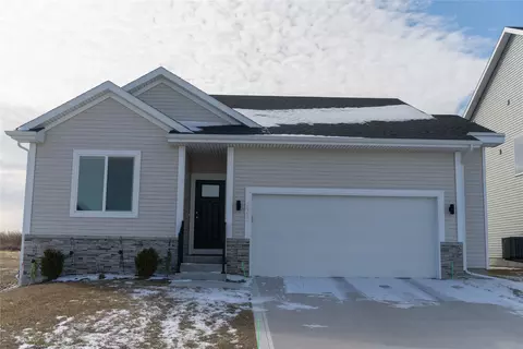 2925 Indigo Ln, Pella, IA 50219