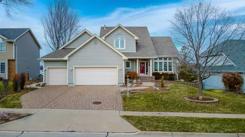 9717 Iltis Dr, Urbandale, IA 50322