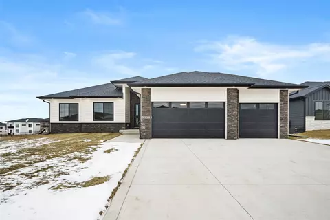 18007 Hammontree Cir, Clive, IA 50325