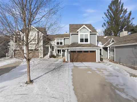 2536 Pine Cir, Urbandale, IA 50322