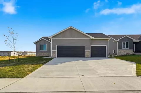 1165 Prairie Village Ct, Waukee, IA 50263