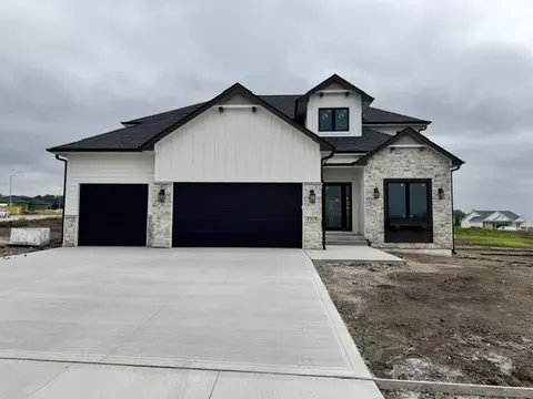 1310 S Auburn Pl, West Des Moines, IA 50266
