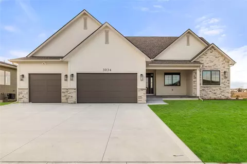 3034 NW Beechwood Dr, Grimes, IA 50111