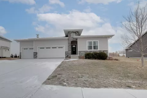 1818 Lakeview Dr, Pella, IA 50219