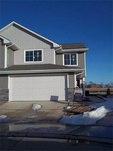 1112 Sunflower Ln, Pella, IA 50219