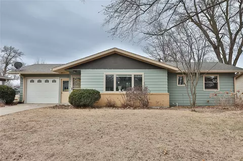 1409 Country Club Dr, Pella, IA 50219
