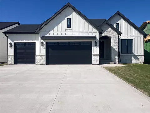 17317 Brookview Dr, Urbandale, IA 50263
