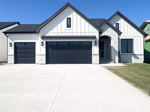 17317 Brookview Dr, Urbandale, IA 50263
