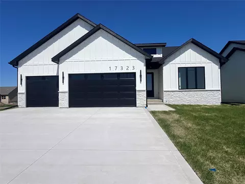 17323 Brookview Dr, Urbandale, IA 50322