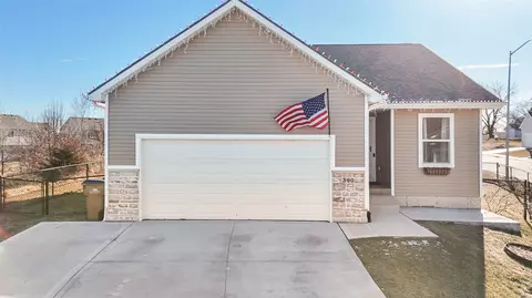 390 Commons Dr, Carlisle, IA 50047