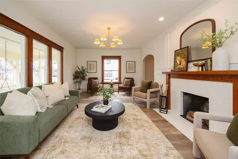 1236 43rd St, Des Moines, IA 50311