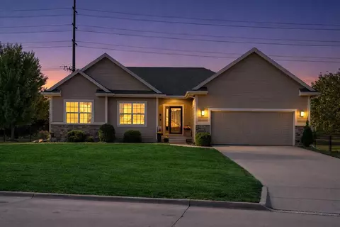 1454 Nine Iron Dr, West Des Moines, IA 50266