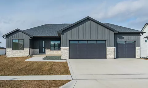 17981 Hammontree Cir, Clive, IA 50325
